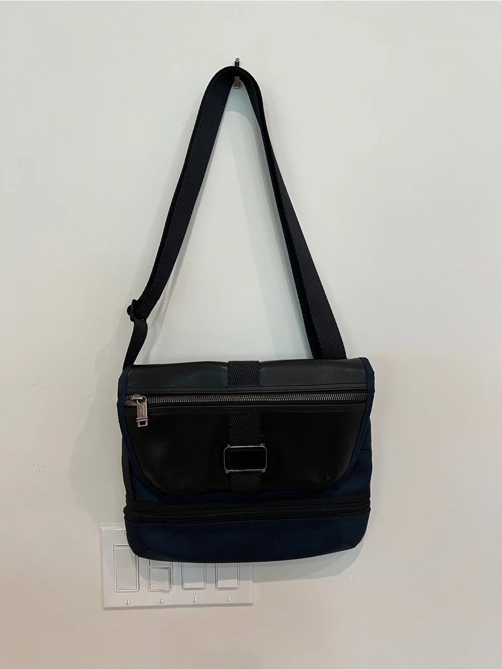 TUMI Men's Black & Navy Crossbody Messenger Bag